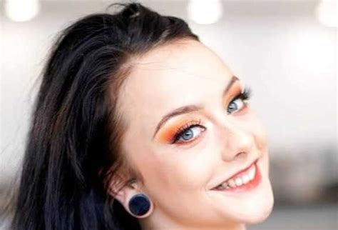 Alessa Savage: The Biography of a Rising Star Including Age, .